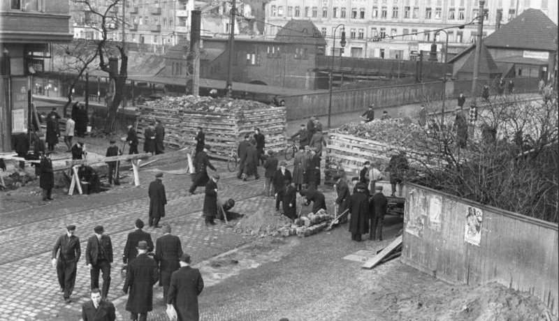 Bau einer Panzersperre am Bahnhof Hermannstraße, 1945